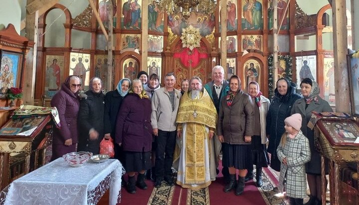 Ενορία του Ι.Ν. Ιωάννη του Θεολόγου του χωριού Pyadikivtsi στο ναό του χωριού Νεπολοκόβτσι. Φωτογραφία: facebook.com/orthobuk