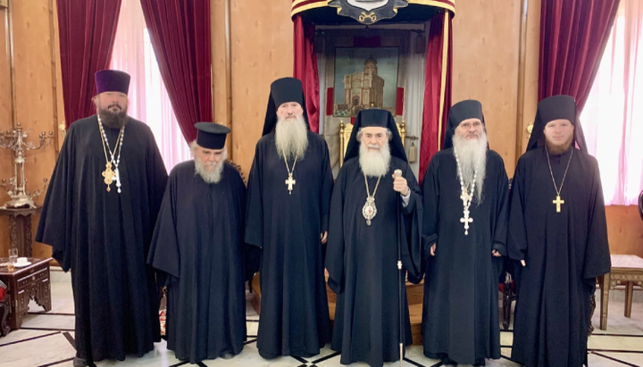Патриарх Феофил с сотрудниками Русской духовной миссии в Иерусалиме. Фото: rusdm.ru