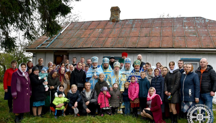 The UOC community in the village of Naviz with Archbishop Nathanael. Photo: pravoslavna.volyn.ua