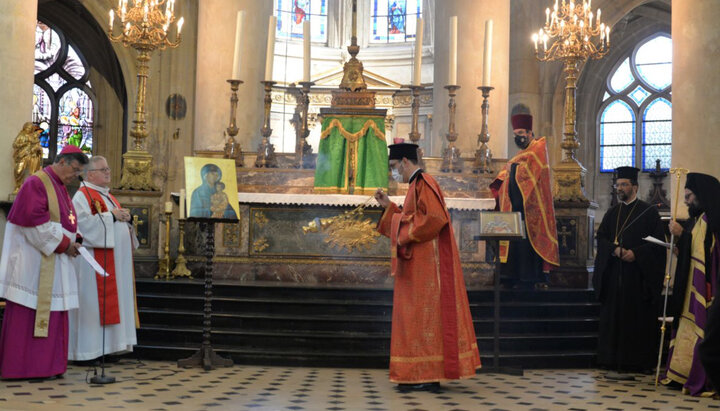 A Phanariot deacon thurifying a Catholic bishop and priests. Photo: Marie-Christine Bertin / Diocèse de Paris