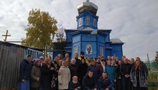 “Miriane”: UOC believers don’t let OCU raiders enter church in Novozhyvotiv