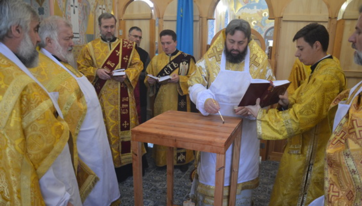 Архієпископ Олексій помазує миром престол нового храму в Калинівці. Фото: voznesensk.church.ua