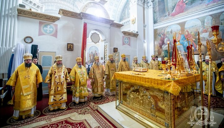 9 архиереев УПЦ во время богослужения в Тульчине. Фото: tulchin-eparchia.org.ua