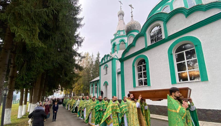 Procesiunea religioasă cu moaștele Sf. Alexei al Carpaților. Imagine: facebook.com/orthodox.shield