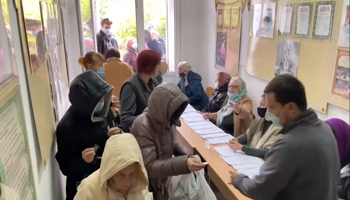 Біженцям від війни на Донбасі привезли продуктові набори. Фото: скріншот відео youtube-каналу Одеської єпархії УПЦ.