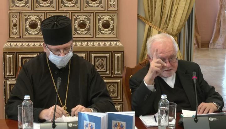 Conducătorul BUGC Sveatoslav Șevciuk și președintele Institutului de Studii Ecumenice al UCU Ivan Dațko la o conferință la Kiev. Imagine: screenshot video de pe pagina de Facebook Zhyve.tv