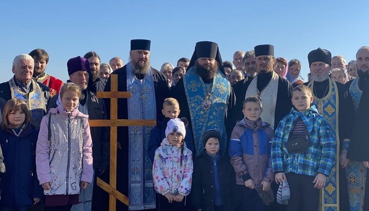 Επίσκοπος Ποιμένας με τους κληρικούς της μητρόπολης Ρίβνε της UOC και ενορίτες του χωριού Πτίτσια. Φωτογραφία: ΕΟΔ