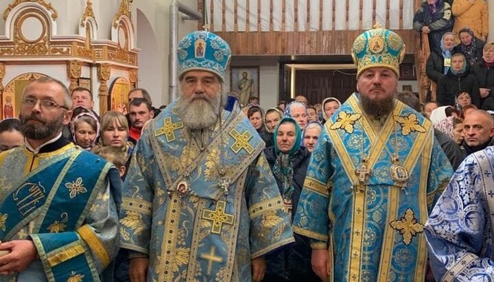 Митрополит Агапіт і єпископ Іоанн на святковому богослужінні в Теклівці. Фото: Могилів-Подільська єпархія
