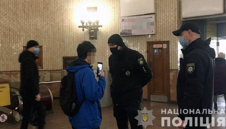 Поліція проводить перевірку в метро. Фото: Українська правда