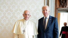 На зустрічі з Байденом папа назвав його добрим католиком
