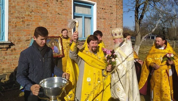 Γιορτάζει ο ναούς της διωκόμενης ενορίας UOC στο χωριό Ντορόσινι. Φωτογραφία: pravoslavna.volyn.ua