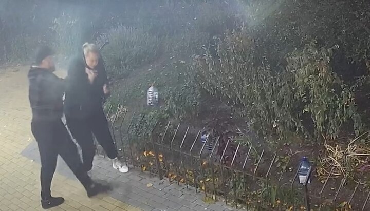 Ο Αντριάν Κουλίκ χτυπάει την γειτόνισσά του. Φωτογραφία: στιγμιότυπο οθόνης του καναλιού ICTV στο YouTube