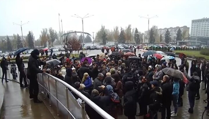 Митинг противников принудительной вакцинации в Запорожье. Фото: скриншот видео Нацполиции