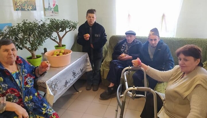 Насельники дома милосердия при приходе УПЦ на Донбассе. Фото: страница БФ «Фавор» в Facebook.