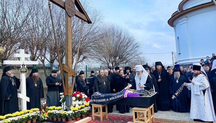 Погребение архиепископа Алипия возле храма в Лимане Донецкой области. Фото: news.church.ua