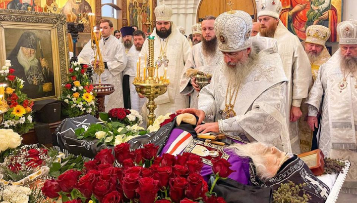 Митрополит Арсений над телом почившего схиархиепископа Алипия. Фото: news.church.ua