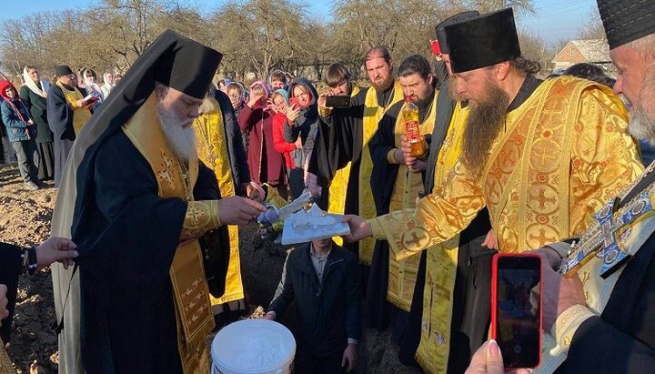 У Добринівцях заклали новий храм УПЦ замість захопленого рейдерами ПЦУ