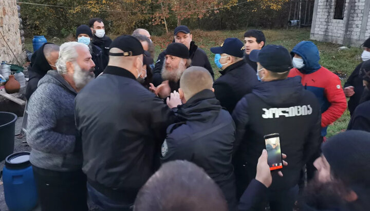 Полиция вывела запрещенных в служении монахов из монастыря ГПЦ в Салхино. Фото: Sputnik Грузия