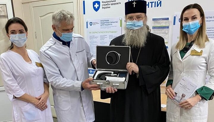 Митрополит Лука передає медобладнання співробітникам інфекційної лікарні. Фото: сторінка Геннадія Єліна в Facebook.