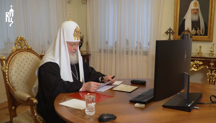 Патриарх Кирилл проводит заседание Синода РПЦ в онлайн-режиме. Фото: скриншот видео Youtube-канала РПЦ.