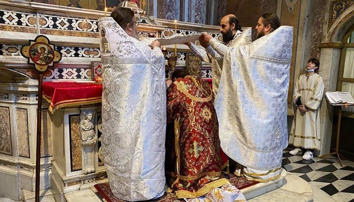 Ο Μητροπολίτης Μελέτιος προσεύχεται κατά τη διάρκεια της Θ. Λειτουργίας στην Ιταλία. Φωτογραφία: Σελίδα στο Facebook της επισκοπής Τσερνιβτσί και Μπουκοβίνα της UOC