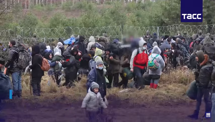 Мігранти із Сирії та Іраку на кордоні Білорусі з Польщею. Фото: скріншот відео youtube-каналу ТАСС.