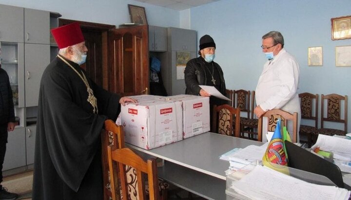 Клірики Рівненської єпархії передали допомогу регіональним лікарням. Фото: СПЖ