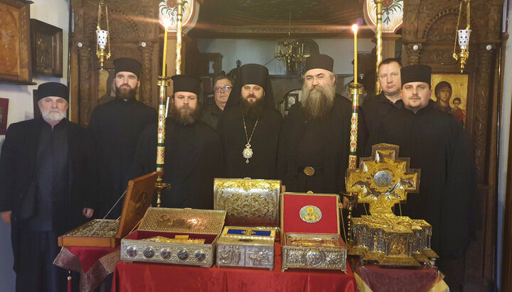 The hegumen of New Esphigmenou (centre, right) with representatives of the OCU. Photo: romfea.gr