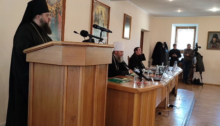 Епископ Белогородский Сильвестр во время доклада на международной конференции в Киеве. Фото: скриншот видео страницы КДАиС в Facebook.