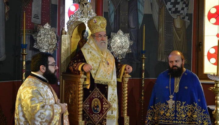 Mitropolitul Hrisostom (pe centru) cu clerici. Imagine: poimin.gr