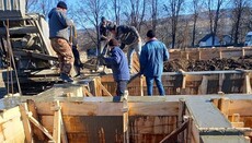 В Добрыновцах залили фундамент храма УПЦ, строящегося вместо захваченного