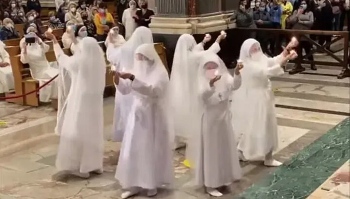 Католицькі черниці танцюють у храмі. Фото: скріншот з facebook.com/santuariopompei