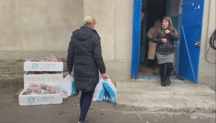 Волонтери УПЦ привезли допомогу малозабезпеченим у Велику Михайлівку. Фото: скріншот відео youtube-каналу Одеської єпархії УПЦ.