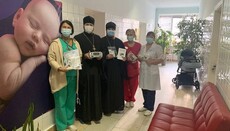 Київські клірики УПЦ передали медобладнання до «Охматдиту»
