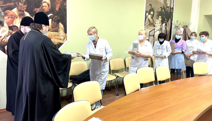 Митрополит Іоанн нагороджує херсонських лікарів. Фото: pravoslavie.ks.ua
