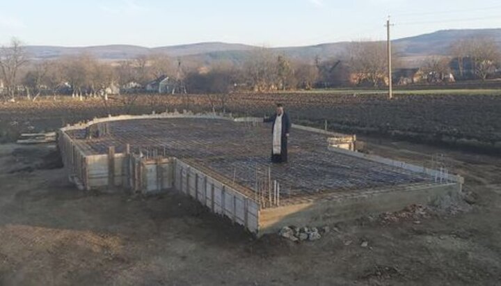 В Горошовцах продолжают строить новый храм УПЦ вместо захваченного. Фото: facebook.com/orthobuk