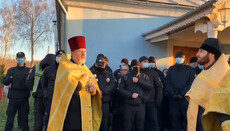 Активисты ПЦУ при поддержке полиции не пустили верных УПЦ в храм в Бахтине