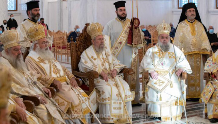 Metropolitan Athanasios (far left) at a joint service with Archbishop Chrysostomos. Photo: romfea.gr