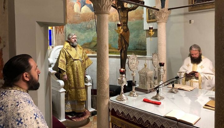 Mitropolitul Filip în timpul Liturghiei pe insula Corfu. Imagine: Pagina de Facebook a Eparhiei de Poltava din cadrul Bisericii Ortodoxe Ucrainene