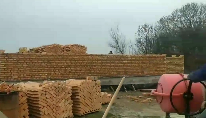 З пожертвуваних цеглин у селі Садки вже будують стіни нового храму УПЦ. Фото: скріншот відео з Facebook-сторінки БФ «Фавор».