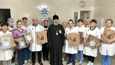 Митрополит Іоанн нагородив медиків лікарні Херсона церковними нагородами
