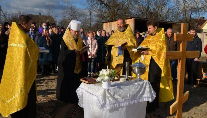 Metropolitan Anatoly consecrated a construction site for a new temple of the Ukrainian Orthodox Church in Postoinoye village. Photo: UOJ
