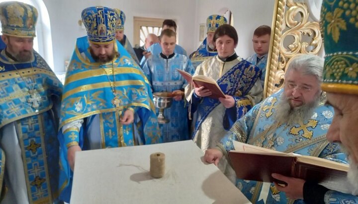 Mitropolitul Vladimir sfințește Sfânta Masă a noi biserici a Bisericii Ortodoxe Ucrainene din s. Mâzovo. Imagine: news.church.ua