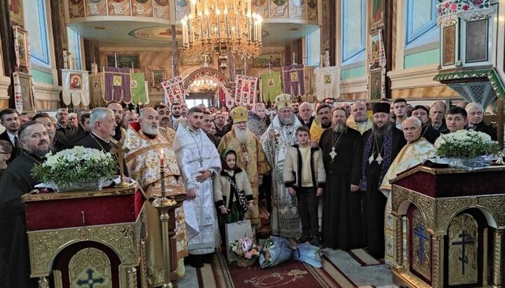 Episcopul Iustin și Mitropolitul Marcu în biserica Eparhiei de Hust. Imagine: orthodoxkhust.org.ua