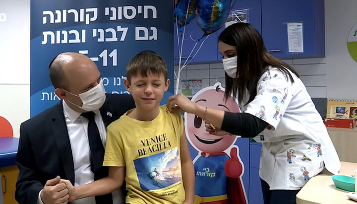Прем'єр-міністр Ізраїлю з сином у клініці. Фото: скріншот відео Ітай Бейт-Він, GPO