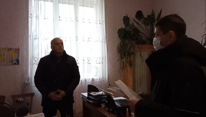 Miriane talk with the mayor of Bakhtin. Photo: screenshot of the video of the Miriane youtube channel