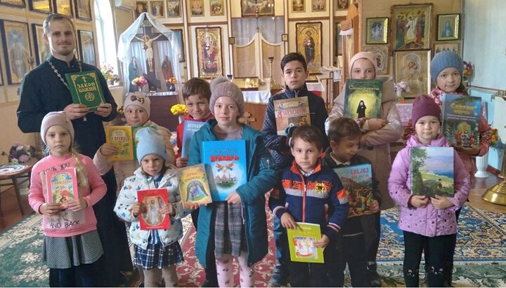 Воскресные школы сельских приходов УПЦ получили книги в подарок. Фото: страница БФ «Фавор» в Facebook.
