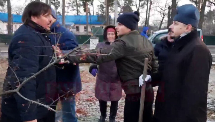 A “priest” of the UOC-KP (far left) and a “priest” of the OCU (far right). Photo: a screenshot from video pavlovskynews