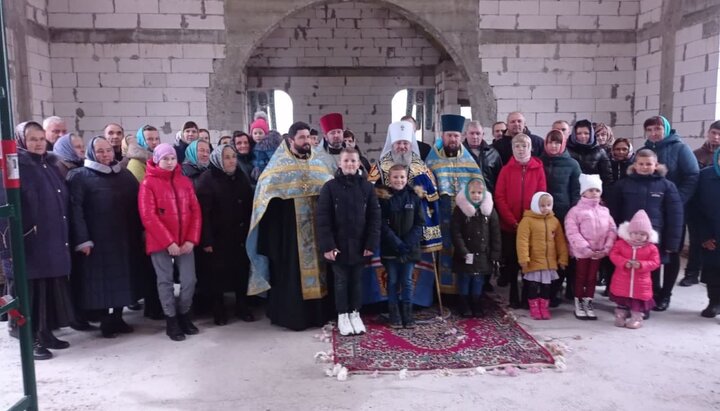 Владика благословив труди вірян Голядина. Фото: Євгенія Стекунова