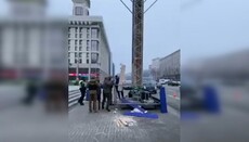 В Киеве на Майдане мужчина пытался разрушить установленную иудейскую Менору